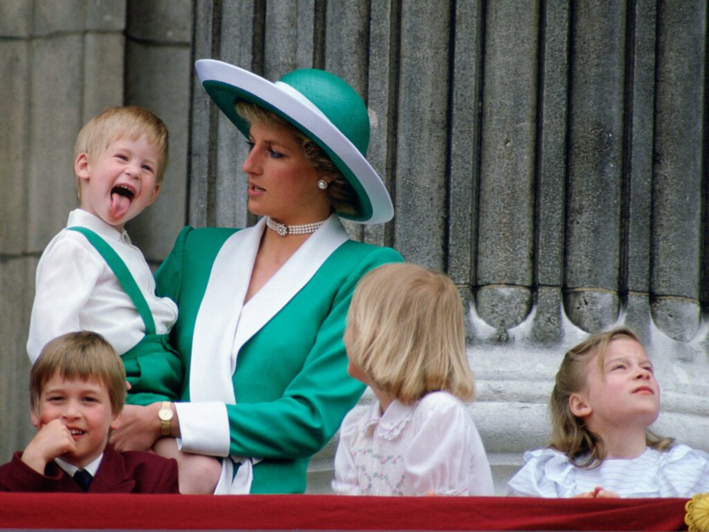 32 very rare photos of Princess Diana