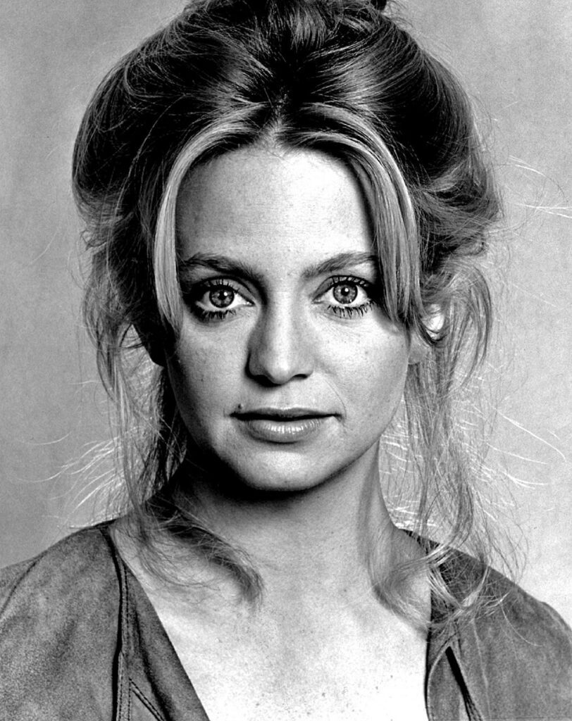 Despite the fact that everyone adores Goldie Hawn, recent photos of her without makeup only serve to confirm the rumors. Her admirers don’t know who to believe…