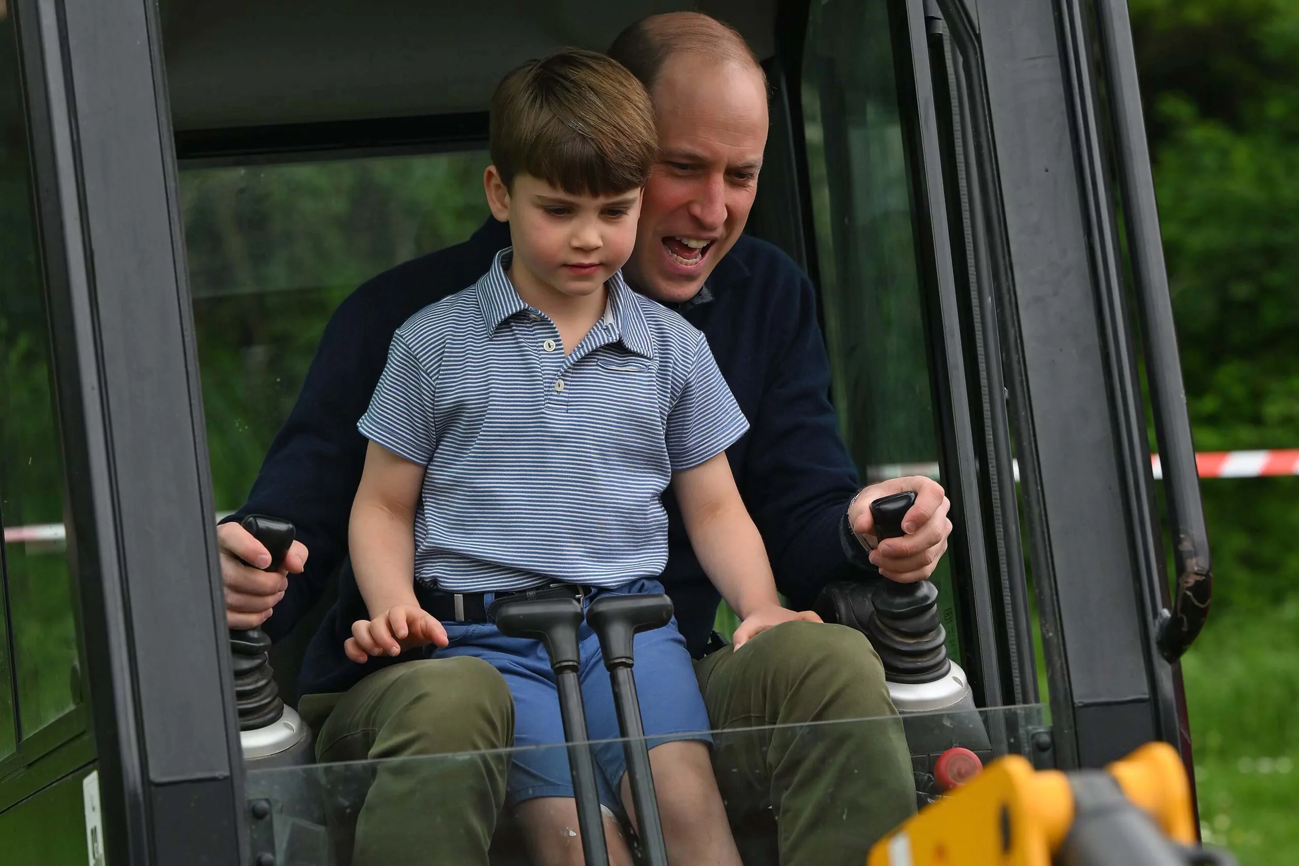 Prince Louis & Prince William plays in an excavator