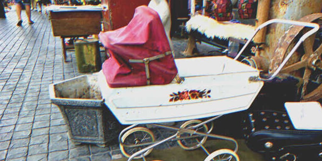 Mom Sells Old Stroller to Feed 4 Kids, Finds It on Her Doorstep the Next Day with Note Inside