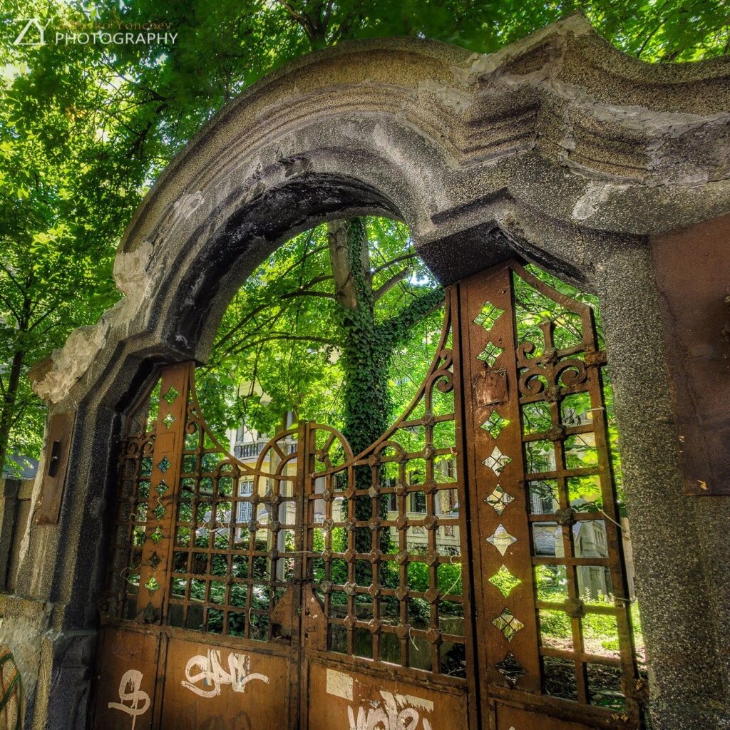 The Forgotten Splendor of the Strawberry House: A Glimpse into Bulgaria’s Past