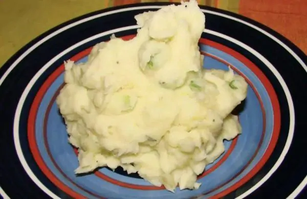 Mashed potatoes with sour cream and chives